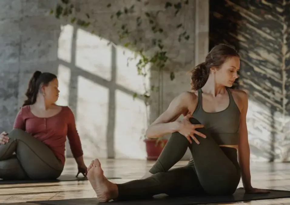 نساء تمارسن اليوغا